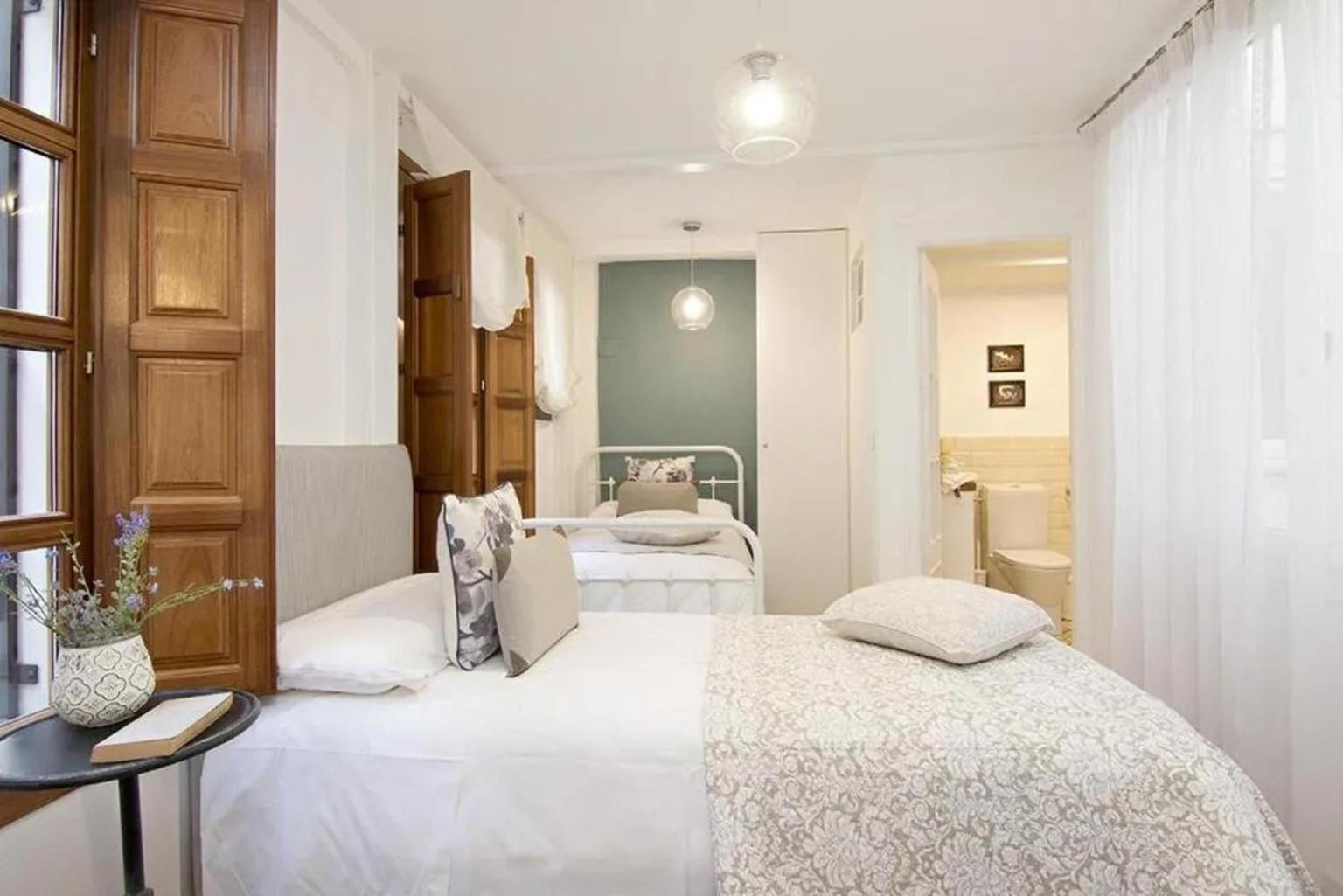 Apartamentos La Tona Puerta Elvira Centro Ciudad Granada Luaran gambar
